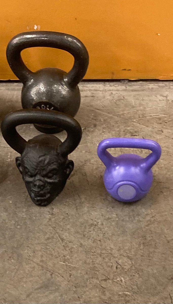 dressedinblac_'s tweet photo. The Santa Monica houses are out. These kettlebells next to each other at my gym are in https://t.co/dB9uHmp9BZ
