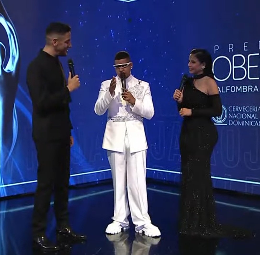 jinita_standup's tweet image. Cuando se te queda la nave pero te han aceptado como uno de ellos.
#kedificilsoberano #PremiosSoberano  #PremiosSoberano2023  #ElTalentoEstaEnTusManos  #cheddy  #bulova