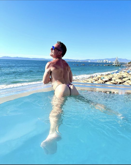 2 pic. Let’s go to the beach peach ? let’s go find a gay ?

#gaybeach #gaypuertovallarta #gaymen #wetgay