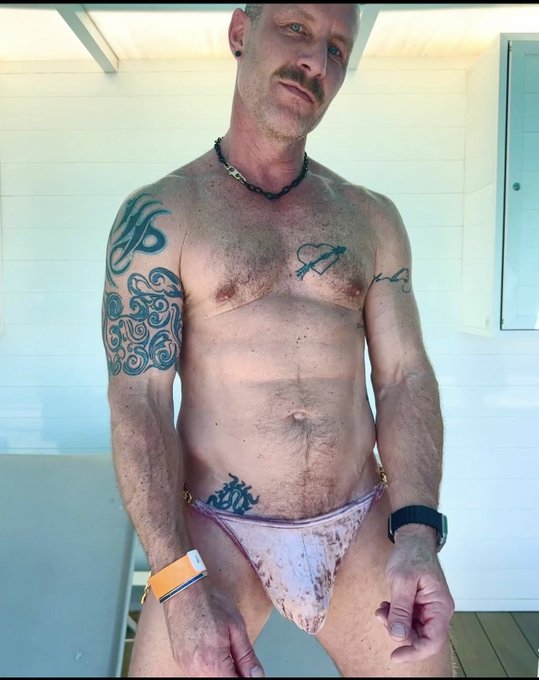 4 pic. Let’s go to the beach peach ? let’s go find a gay ?

#gaybeach #gaypuertovallarta #gaymen #wetgay