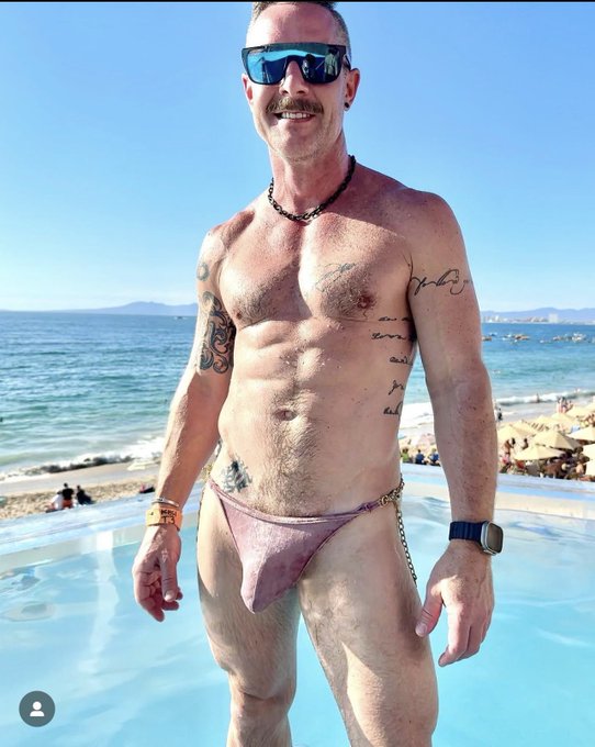 1 pic. Let’s go to the beach peach ? let’s go find a gay ?

#gaybeach #gaypuertovallarta #gaymen #wetgay