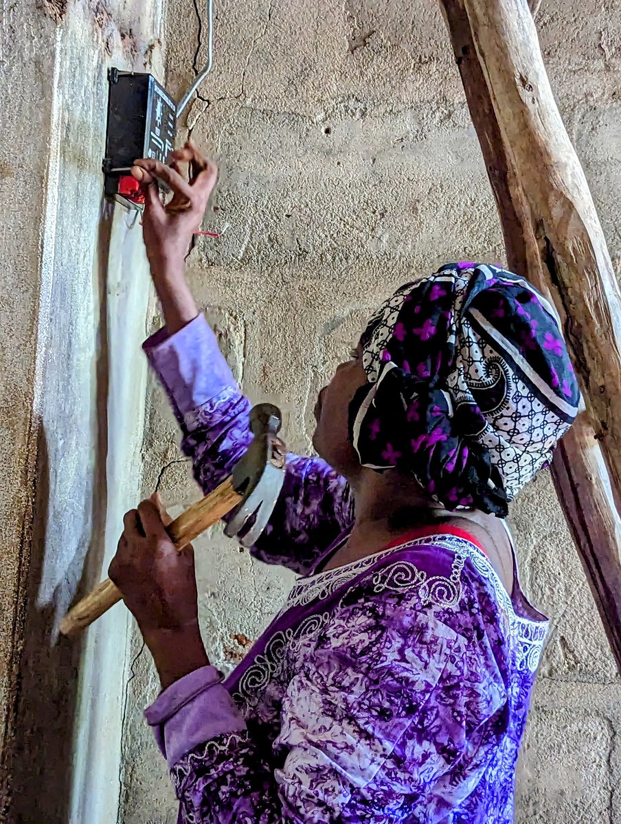 anujain_me's tweet photo. #GenderStereotype Disrupters!
Our Women #SolarEngineers - True representatives of #womenpower!
Installing #solarhomelighting systems in remote parts of Zanzibar.
This is the work done by @BarefootCollege International
#ruraldevelopment #womenempowerment https://t.co/7RYVIWtIB9