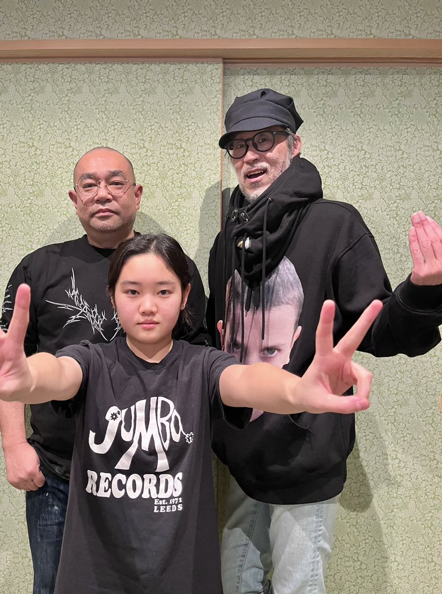 the sign podcast (@thesignindex) on Twitter photo <a href="/soichiro_tanaka/">田中宗一郎🖖</a> <a href="/_M28/">koshi</a> <a href="/lovesydbarrett/">八木皓平🐐🏉</a> 【#thesignpodcast】
Season 8は毎週水曜日21時配信🔥
S8-E16: Oronoと鈴木智彦と?
Orono <a href="/oronooo/">🅾️rono</a> <a href="/SPRORGNSM/">SUPERORGANISM</a>
鈴木智彦 <a href="/yonakiishi/">鈴木智彦/SUZUKI TOMOHIKO</a>
田中宗一郎 <a href="/soichiro_tanaka/">田中宗一郎🖖</a>
👇
open.spotify.com/episode/3T1VMH…
番組継続のためにお金を🙏
👇
thesignmarket.shop <a href="/soichiro_tanaka/">田中宗一郎🖖</a> <a href="/_M28/">koshi</a> <a href="/lovesydbarrett/">八木皓平🐐🏉</a> 【#thesignpodcast】
Season 8は毎週水曜日21時配信🔥
S8-E16: Oronoと鈴木智彦と?
Orono <a href="/oronooo/">🅾️rono</a> <a href="/SPRORGNSM/">SUPERORGANISM</a>
鈴木智彦 <a href="/yonakiishi/">鈴木智彦/SUZUKI TOMOHIKO</a>
田中宗一郎 <a href="/soichiro_tanaka/">田中宗一郎🖖</a>
👇
open.spotify.com/episode/3T1VMH…
番組継続のためにお金を🙏
👇
thesignmarket.shop