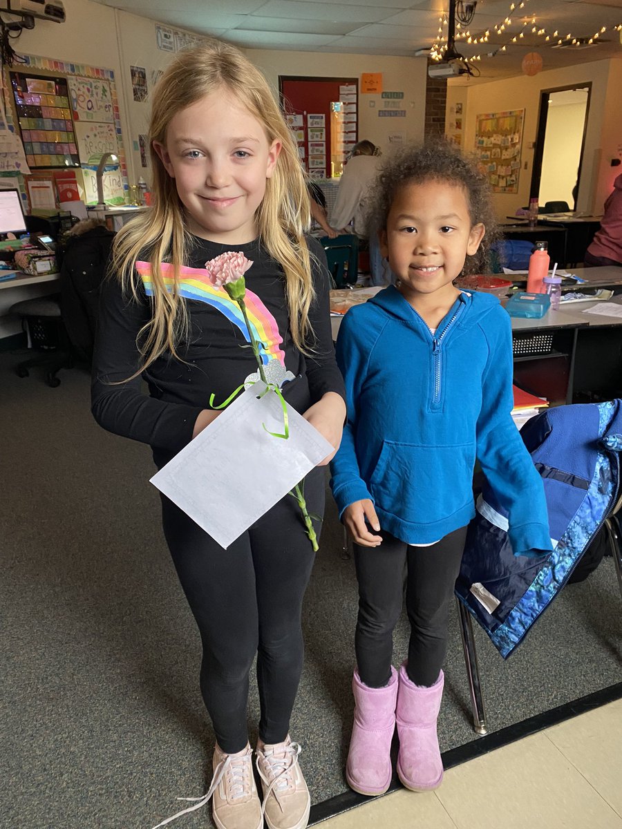 MSchmidt2019's tweet photo. We celebrated Friendship Day by handing out flowers to our friends🤍 #wearelamphere @hillerwildcats https://t.co/IryswlpGZz