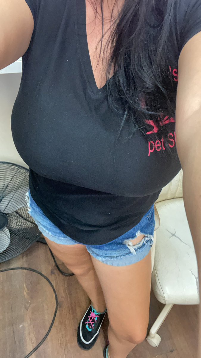 s3xy_cubanita33's tweet photo. At work but I’m horny AF! Might go make a quick video and upload it to my vip page 🔥 check my bio https://t.co/ZcBT4kZZAe