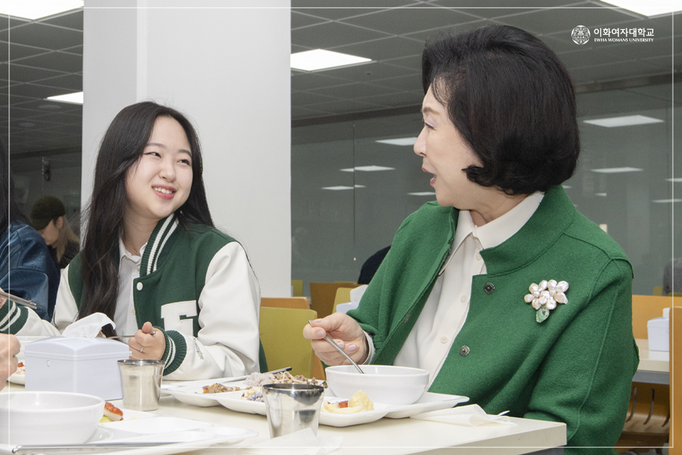 EwhaWomansUniv's tweet photo. The university president and chief director visited the I-HOUSE student cafeteria!
#IHOUSE #Ewhasamsunginternationaldorm #studentcafeteria #presidentappearance_area #name_intheworks #buffet_whoeverstackswell_isthewinner #Ewhaspace #EWHA #UNIV https://t.co/s0kme4MkR0