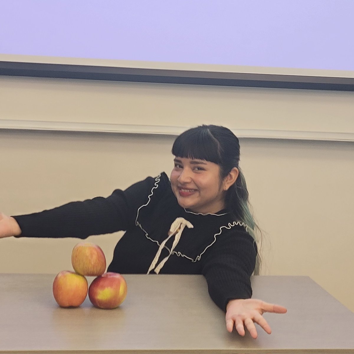 b_corona_'s tweet photo. obligatory how do you like them apples https://t.co/jI8xtyWovR