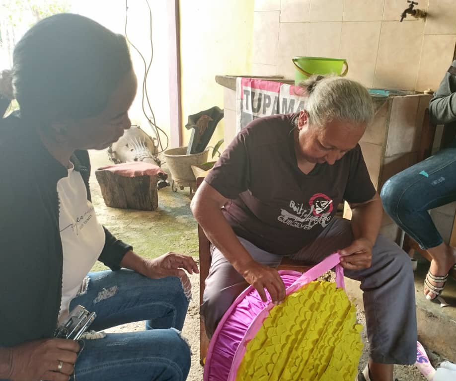 BloqCentroOccid's tweet photo. En @caraboboMRT, Mpio. Carlos Arvelo, la Vocera Femenina @amarilymoralesg continúa en intercambio de saberes y experiencias, con talleres de elaboración de piñatas para impulsar el espíritu emprendedor, solidario y la cultura del trabajo colectivo.

#CeroToleranciaALaCorrupción https://t.co/AKKGBVbz6Y