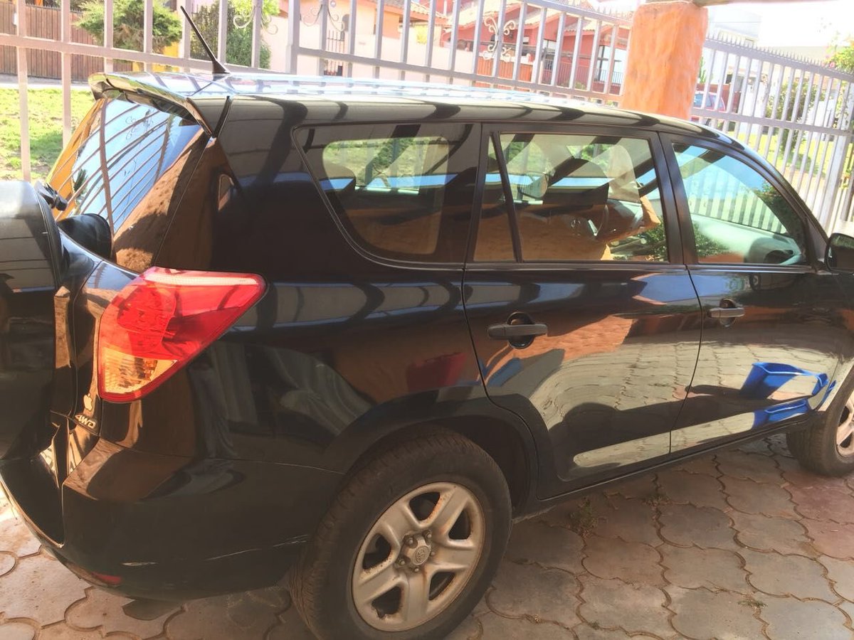 Polittis's tweet image. Acaban de robar en los Perales con Bartolomé Blanch este jeep rav4 BYLD62 #LaSerena San Joaquín @MiRadiols @guayacanfmcl @eldia @CarabCoquimbo @PDI_Coquimbo y el inútil @jacob_LaSerena