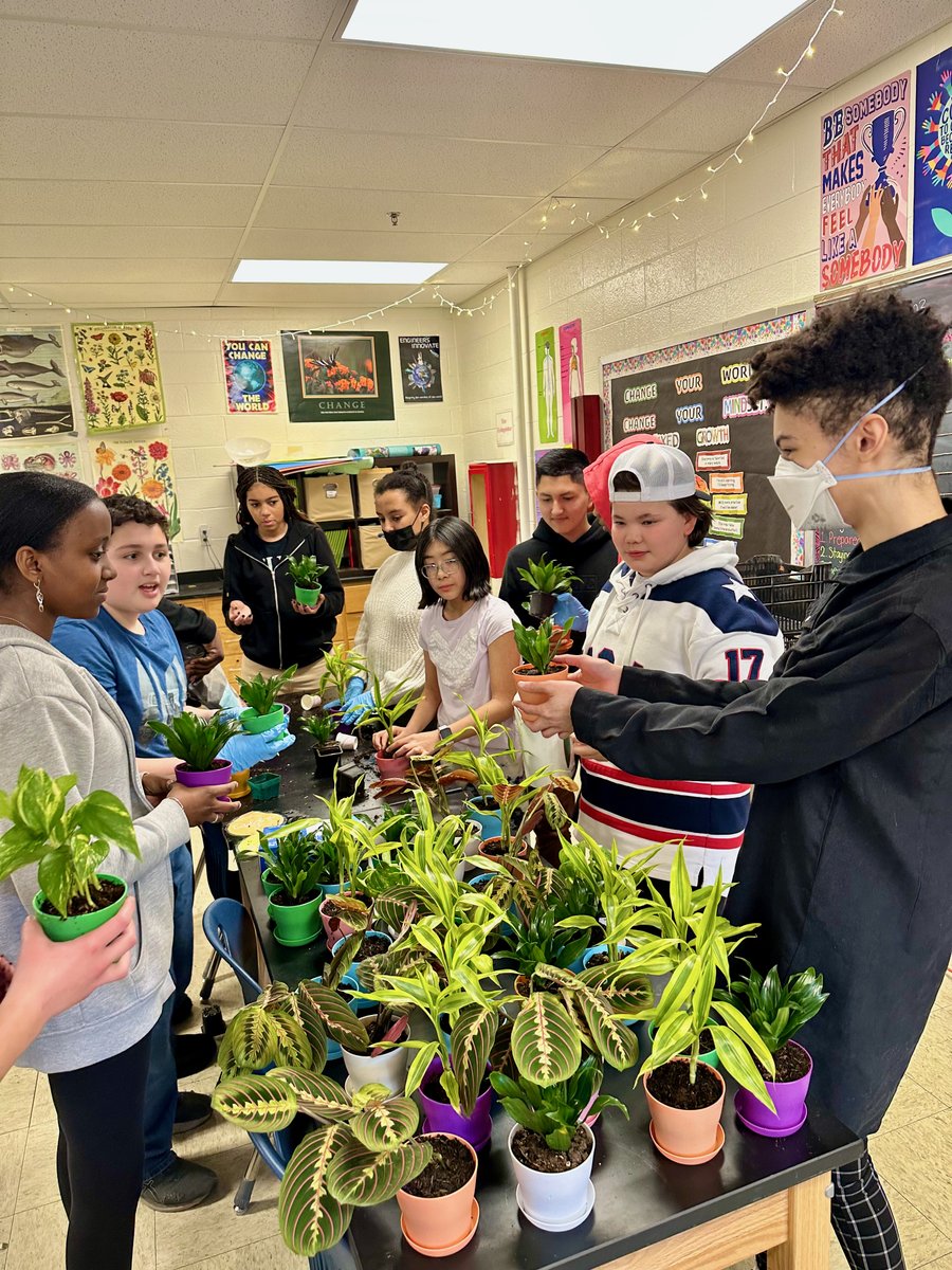 Thanks @TheSill for coming to Eastern today and teaching our students how to pot and take care of our new classroom plants. What a lovely way to spend the first day of Spring! Thanks @MAEOE_MD for funding this student led initiative. We are so grateful!