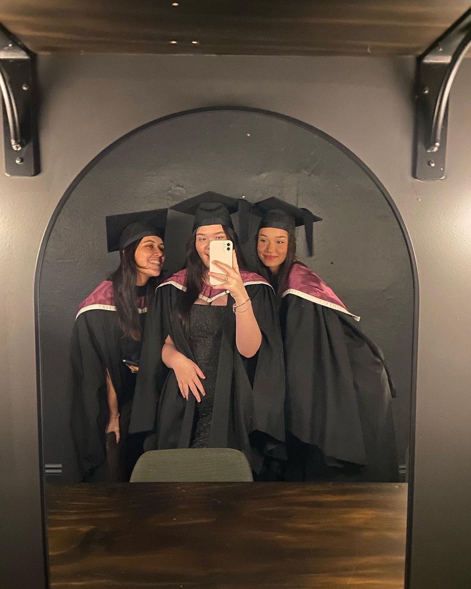 mmeelss's tweet photo. I GRADUATEDDDDD https://t.co/gxEbR0ZIcw