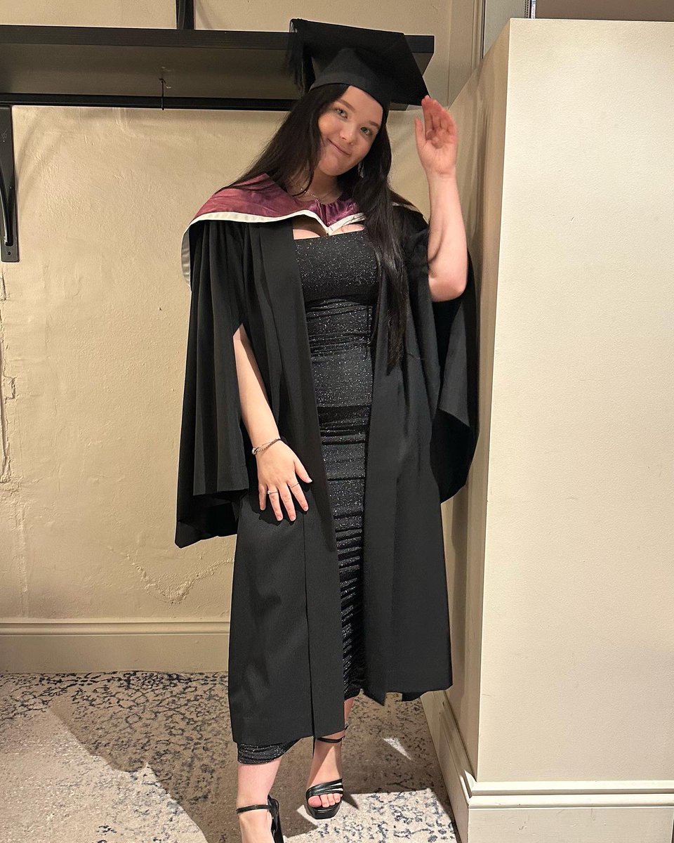 mmeelss's tweet photo. I GRADUATEDDDDD https://t.co/gxEbR0ZIcw