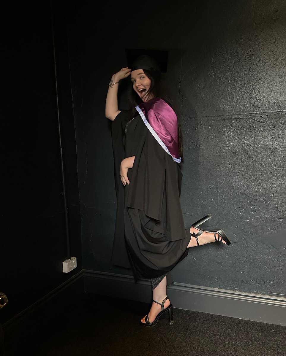 mmeelss's tweet photo. I GRADUATEDDDDD https://t.co/gxEbR0ZIcw