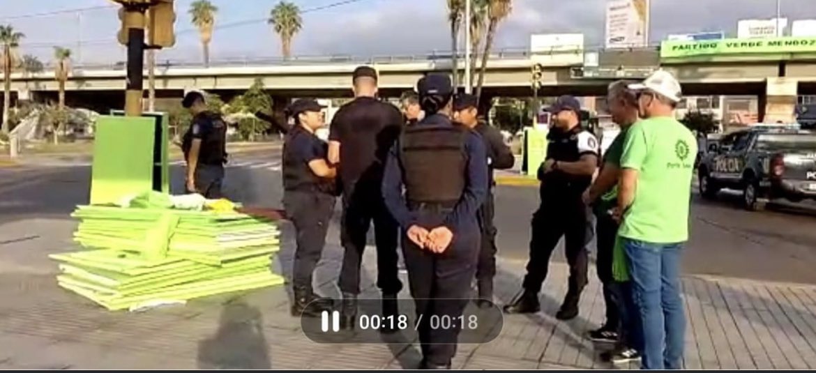 GarciaSaavedra1's tweet photo. Esta mañana, militantes del Partido Verde querían llevar sus propuestas a la gente, entregándoles bolsitas ecológicas. Pero @rodysuarez mandó a la Policia para amedrentar. La gente se paró y apoyó al PV. La Mendoza Feudal se va a acabar. https://t.co/f6EKQMG9bW