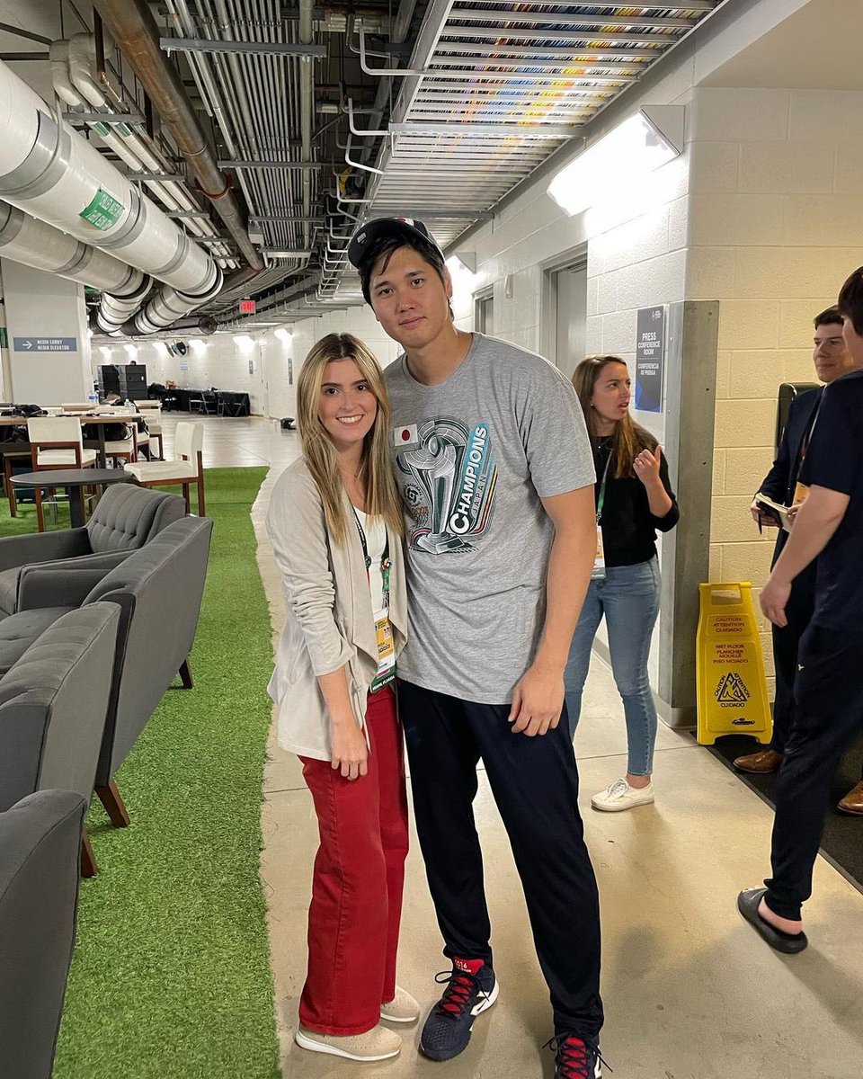 Shohei Ohtani with a reporter 

©️ roshellschmulson