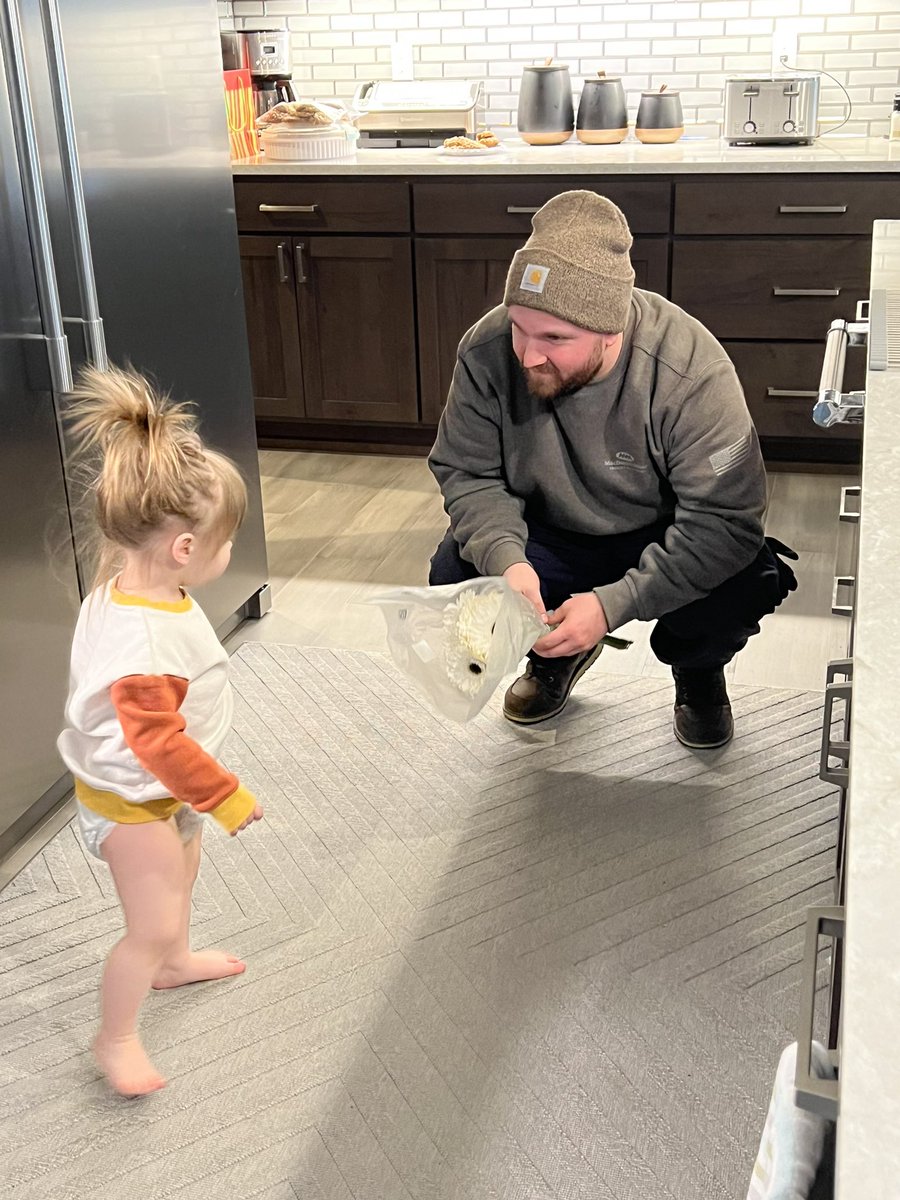 _ayyoooo's tweet photo. A Father must always be the first one to buy his little girl flowers. ❤️ https://t.co/KA4gigGhhS