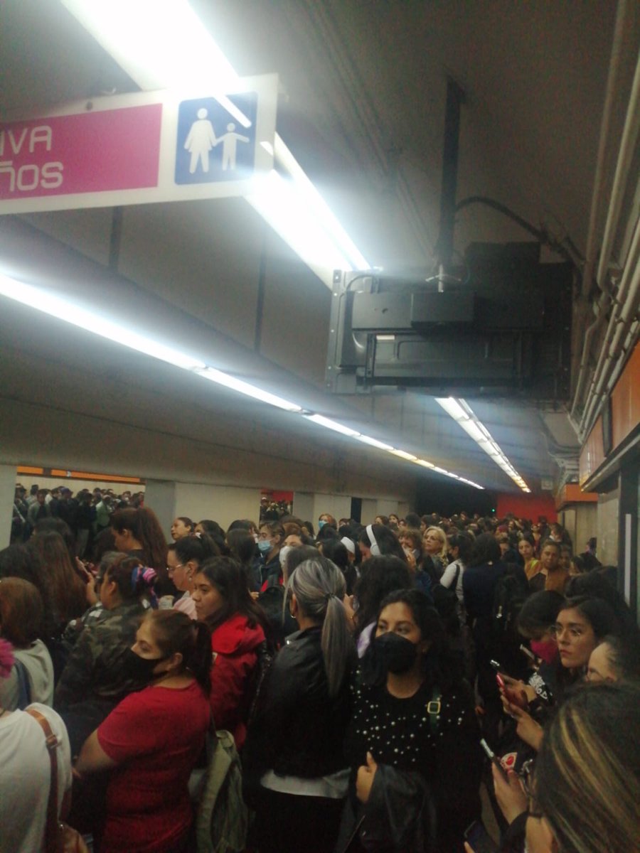 valavice's tweet photo. @MetroCDMX podrías informarme, ¿porqué no hay trenes en la linea 7? exactamente en auditorio hay personas que llevan hasta 1 hr esperando, el anden esta al full. https://t.co/KXKfWzy3mJ