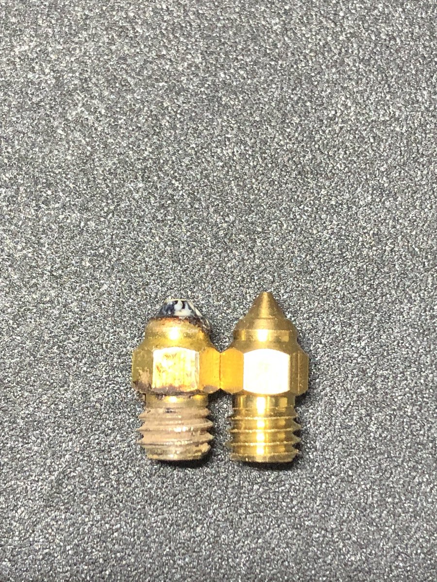 3dprint_imagine's tweet photo. 先日の印刷不良の件。
原因はノズルの摩耗でした。
購入後、丸5ヶ月にして初めてのノズル交換です。
こんなに先端が擦り減ってたなんて😅
交換後の印刷は、めちゃくちゃ綺麗に印刷出来ました！
いやー、とても勉強になった https://t.co/YhQSuPX2HI