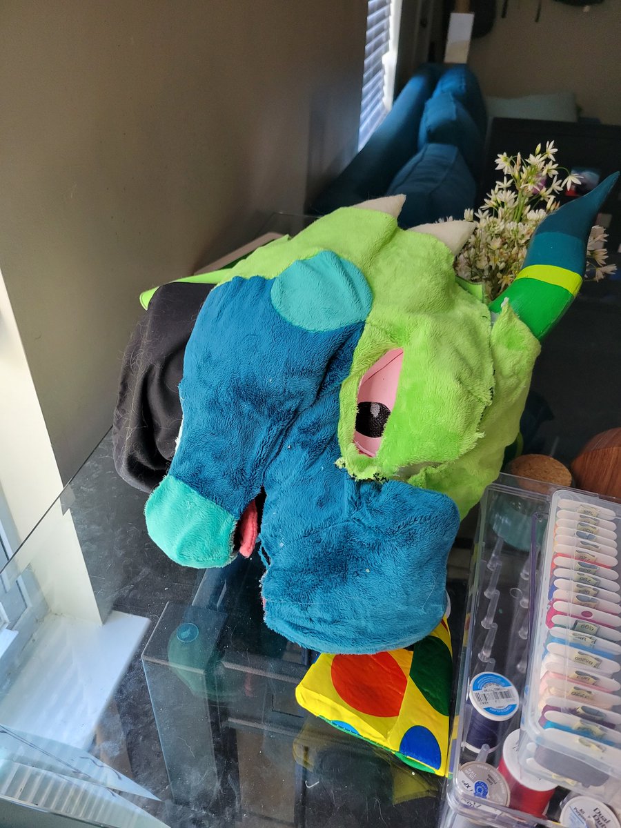 Slowly but surely... we're getting there... 
#fursuit #fursuitpaws #kobold #commission