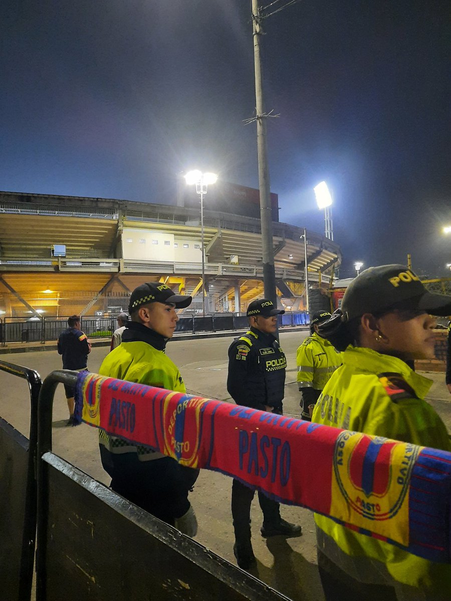#DenunciaCiudadana  Hoy la hinchada cuyigan del <a href="/DeporPasto/">Deportivo Pasto</a> no tuvo ingreso al Campin. Nos exigen quitarnos las camisetas y esconder bufandas, gorras y demás distintivos para ingresar. La tribuna para los visitantws no está disponible. Y si hay <a href="/PoliciaColombia/">Policía de Colombia</a>. Entonces?