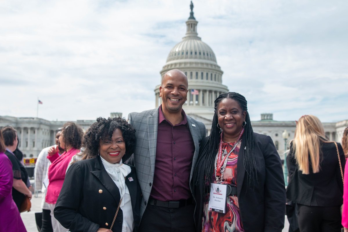 UA_SocialWork's tweet photo. 🐘 Thank you Dr. Anthony Estreet, @NASW CEO, for an incredible welcome in front of the United States Capitol! DC Fly-In has begun and we are ready to advocate!

#UASSW #SWinDC #Capstone2Capitol2023 #RollTide #ChangingTidesThroughSocialJustice #nasw https://t.co/BFudWka7Fl