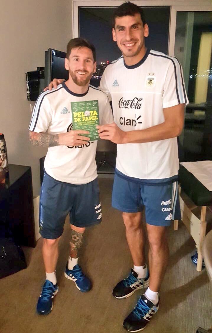 Hace 7 años salía el primer libro de Pelota de Papel.
Un agradecimiento eterno a todas y a todos los deportistas que se sumaron a esta movida 100% solidaria de cuentos escritos por ellos mismos. También a los artistas que crearon ilustraciones y periodistas los  prólogos. ♥️📚