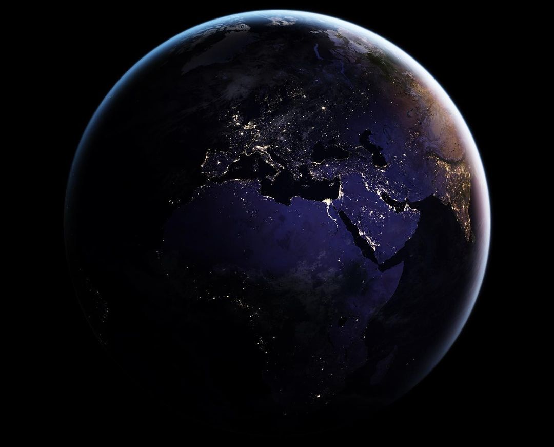 inquirerdotnet's tweet photo. ‘SHINING, SHIMMERING, SPLENDID’ ✨

LOOK: NASA shares an image of Earth at night, which provides a clear view of the patterns of human settlements across the planet. | 📷: NASA/Instagram https://t.co/EVNExr5HED