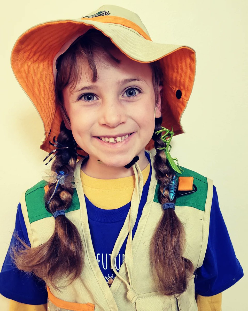 crheinga's tweet image. "Dress like what you want to be when you grow up" day of spirit week 😊 This future #entomologist went to school with #bugs as decorations in her hair 😆🕷🦋🪲🐝  #AwesomeRheiningham