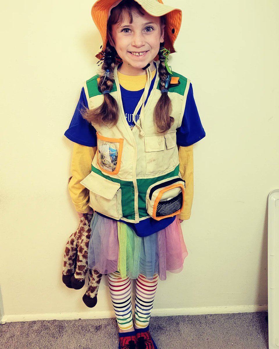 crheinga's tweet image. "Dress like what you want to be when you grow up" day of spirit week 😊 This future #entomologist went to school with #bugs as decorations in her hair 😆🕷🦋🪲🐝  #AwesomeRheiningham