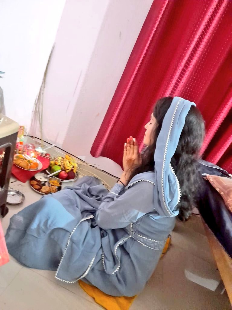 I_am_Shikhaa's tweet image. अयि गिरिनन्दिनि नन्दितमेदिनि विश्वविनोदिनि नंदी न्नुते
गिरिवरविन्ध्यशिरोऽधिनिवासिनि विष्णुविलासिनि जिष्णुनुते।
भगवति हे शितिकण्ठकुटुम्बिनि भूरिकुटुम्बिनि भूरिकृते
जय जय हे महिषासुरमर्दिनि रम्यकपर्दिनि शैलसुते॥

  🙏  सुप्रभात 🙏

🙏 राधे राधे 🙏🙏 

 🙏 जय माता दी 🙏🙏