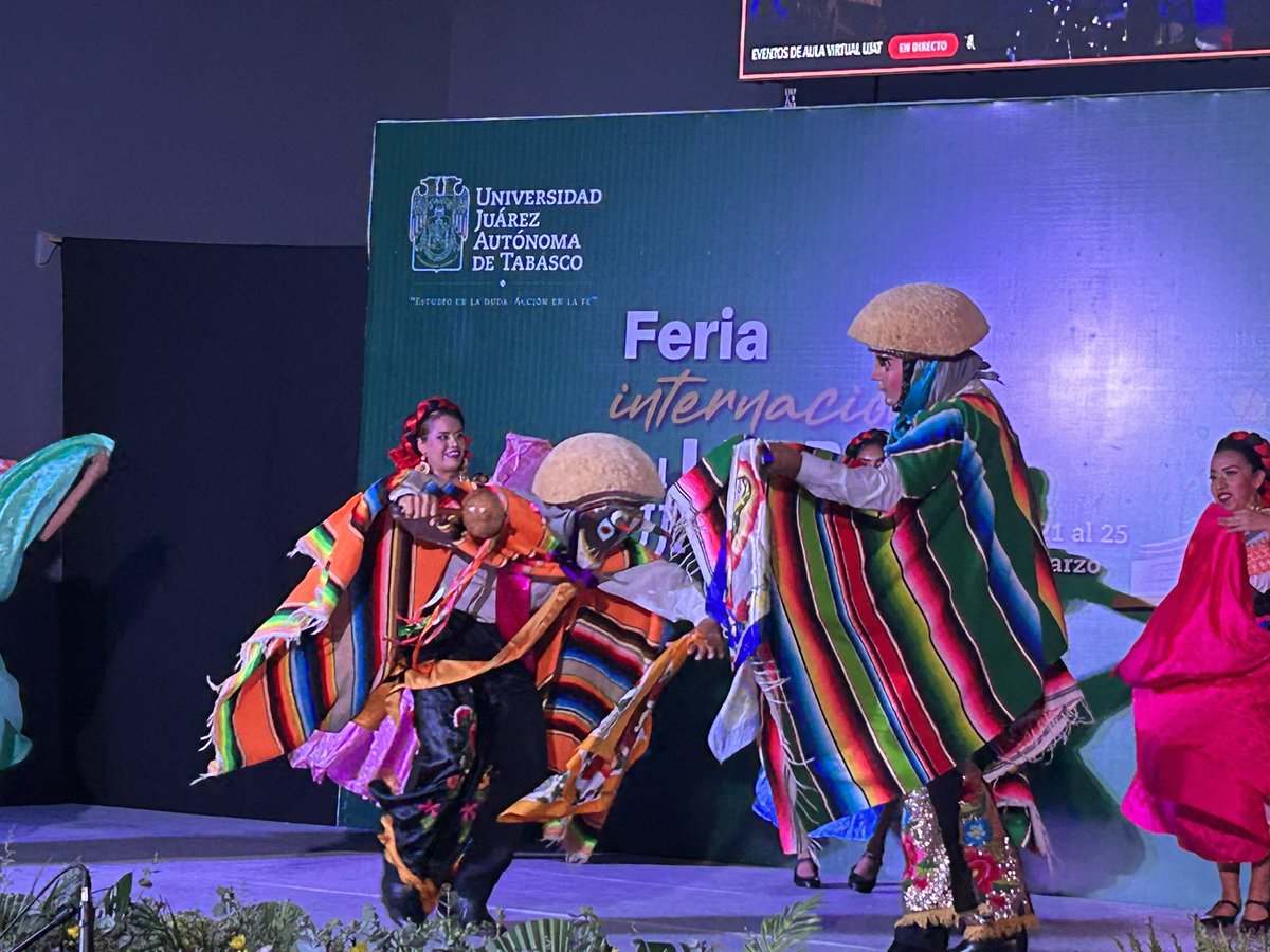 DgpeiU's tweet photo. La UJAT en el folklore!! Ballet de Chiqoas y de Tabasco en un espectáculo lleno de color y alegria!!! https://t.co/BbzxQImBVi