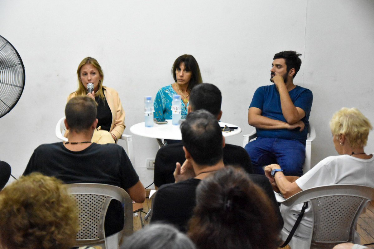 radicalesxarg's tweet photo. Charla debate "Vivienda y desarrollo - Pensando la ciudad integralmente" en el Ateneo Revolución del Parque.

Fran Loupias y Marta Liotto moderados por Valeria Calderone expusieron acerca del presente y los desafíos que presenta la ciudad en la materia para seguir mejorando. https://t.co/S5hEfcnOrB