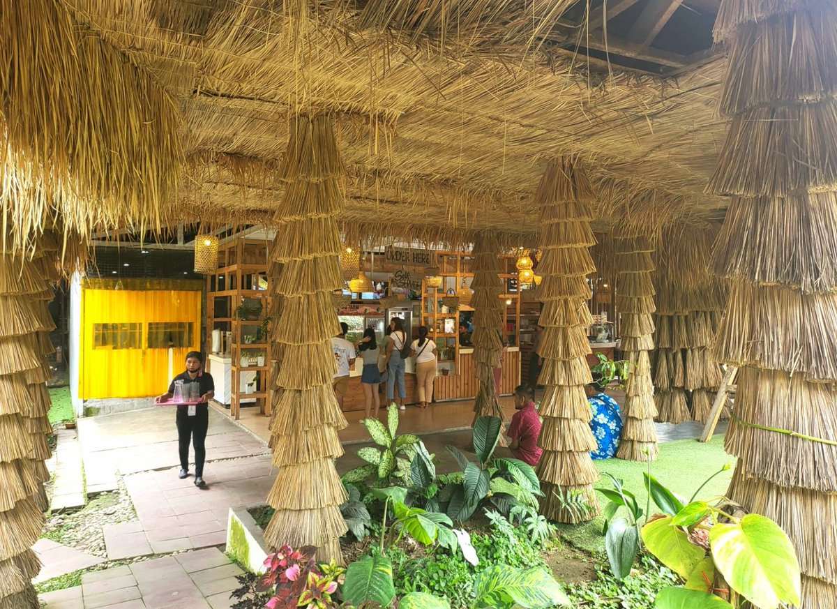 iopphilippines's tweet photo. We had a fantastic day at SG farm in Tupi, Philippines. The atmosphere is incredible with so many beautiful flowers and gardens. Another great day trip in the Philippines. 😃
#Philippines #flowers #travel #Tupi #Sgfarm #daytrips #gardentours #IOP https://t.co/uM7P4s2uaj