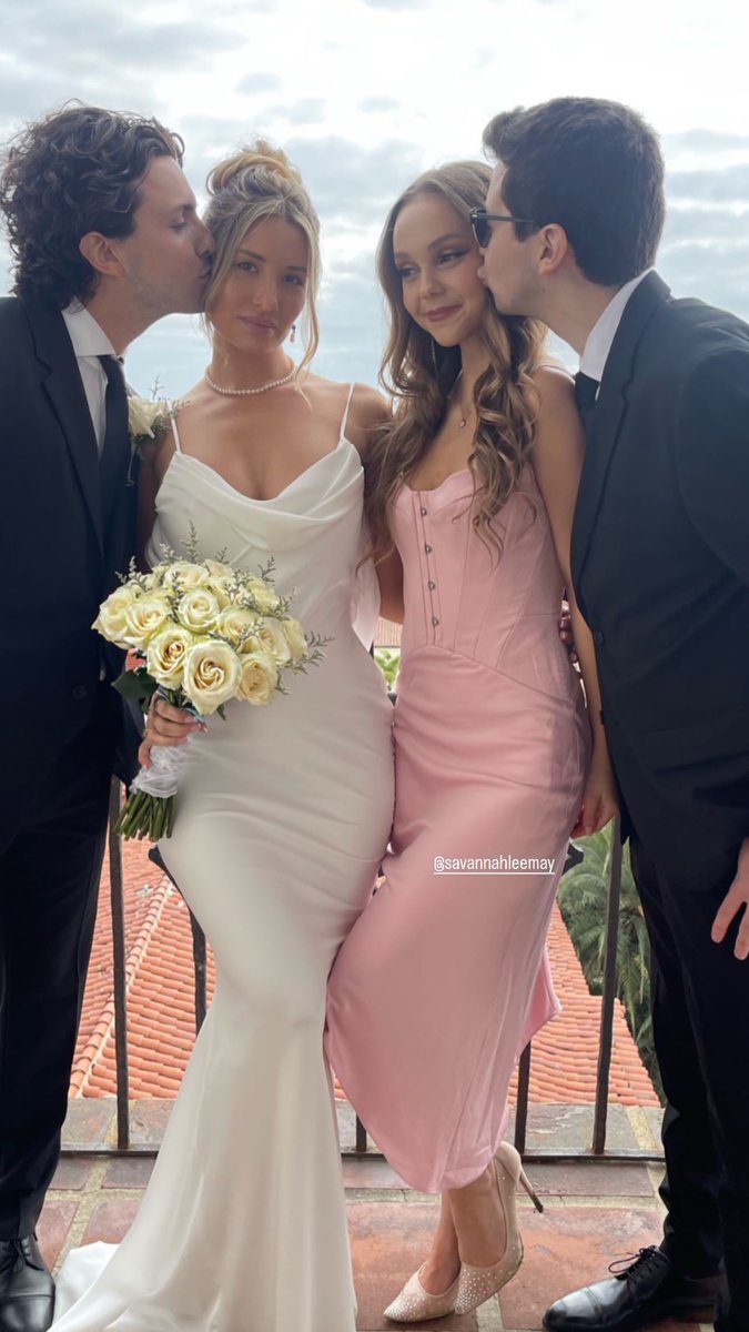 savannahmaybra's tweet photo. PRINCESA! Savannah Lee May recentemente com o seu namorado Chris e seus amigos Ryan e Sierra. https://t.co/3Jb4tvCt0q