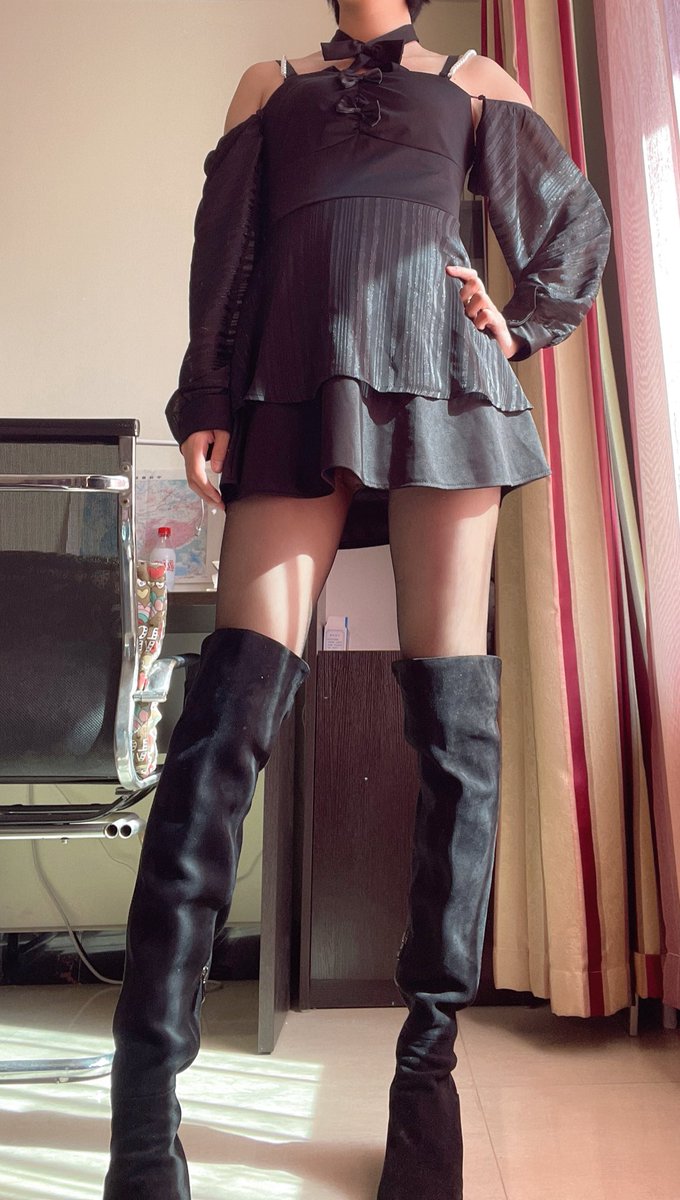 milnkrbq's tweet photo. 最近回学校啦，等暖和一点之后可能会更露出什么的诶嘿嘿 https://t.co/1i0bnWcZOS
