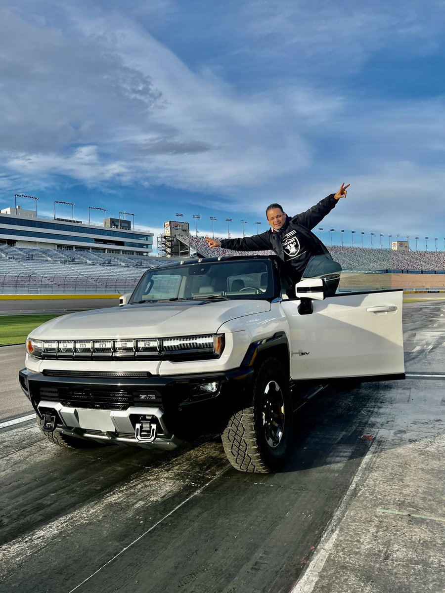 AutosMemoLira's tweet photo. Hoy me enteré que @GeneralMotorsMx confirma la venta de @GMCmexico #GMCHummer eléctrico en sus dos versiones SUV y PickUp, será en #2025 #MemoLira https://t.co/3cuLTxp3r4