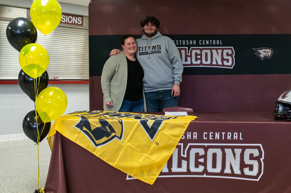 Official🟡⚫️ <a href="/DuhawkQB8/">Koeppel</a> @JaredFranz4 <a href="/UWOFootball/">UW-Oshkosh Football</a> <a href="/Coach_Worsell/">Rich Worsell</a> <a href="/PeteyBananas/">Peter Jennings</a>