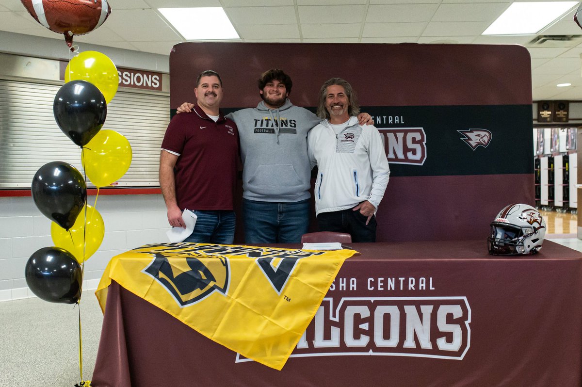 aidan_runyan's tweet photo. Official🟡⚫️ @DuhawkQB8 @JaredFranz4 @UWOFootball @Coach_Worsell @PeteyBananas https://t.co/OawZGK0sPw
