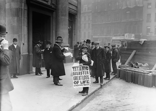 - Repartidor de periódicos muestra la prensa con la noticia del hundimiento del Titanic, 1912