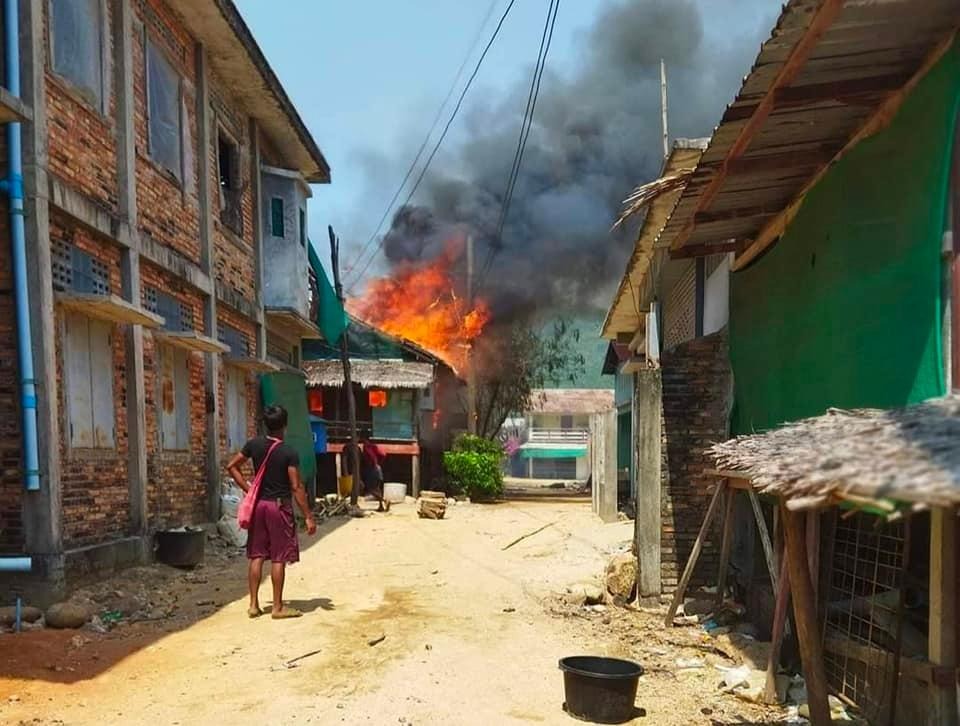 HURFOM's tweet photo. 1/4 HURFOM reporters network confirmed that an innocent local villager was shot and killed in Long Lon Township, Long Lon Township, #Dawei. Joint troops of the junta's battalions burned down more than a hundred houses in two villages. https://t.co/dFK7Jj8Nd1