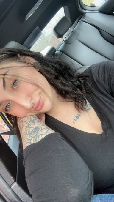 Here&rsquo;s a normal pic. I&rsquo;m not feeling up to posting spicy pics right now. 🖤 https://t.co/eYYv9NAg7o
