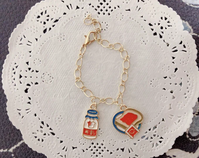 #おおちゃん商店いちごのアクセサリーたち2枚目【朝はパンとミルク派なぬいちゃんアクセサリー】3枚目【は食べても飾っても可愛いピアス】ぬいちゃんとお揃いコーデっぽく楽しめます! 