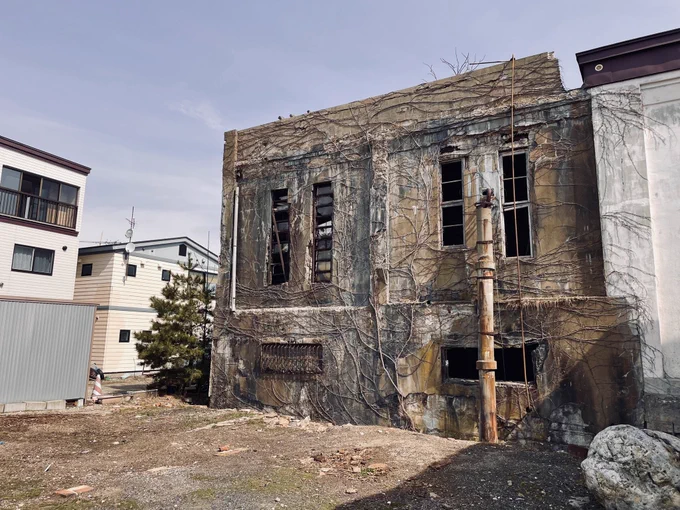 海沿いの廃倉庫と思しき建屋。中には水が溜まっており外からの光が反射している。。。 