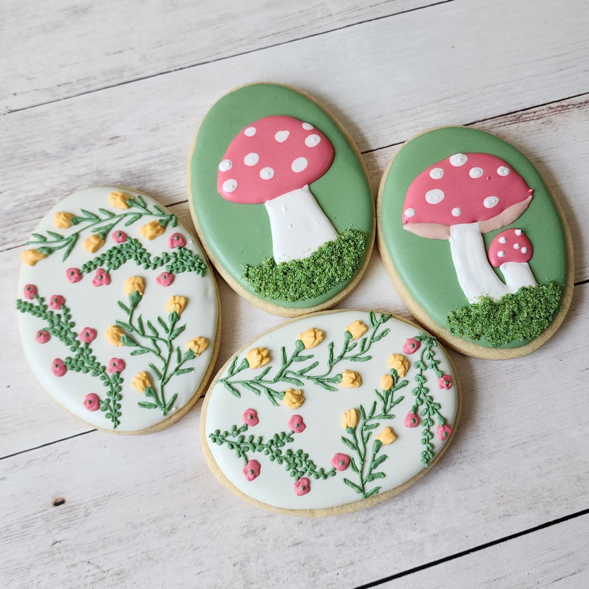 I love these little guys 🥰 #cookiedecorating #cottagecore