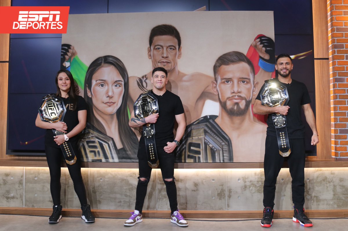 Los tres campeones, Alexa Grasso, Brandon Moreno y Yair Rodríguez con los cinturones del @ufcespanol en Mexico 🇲🇽 con una pieza especial de Mode Orozco. 

<a href="/ESPNDeportes/">ESPN Deportes</a>