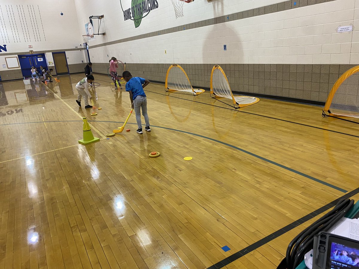 MrsSkwira's tweet image. HOCKEY time! 🥅 🏒    #PhysEd #hockey #longhandled @OPSPHYSED @OPS_Fullerton