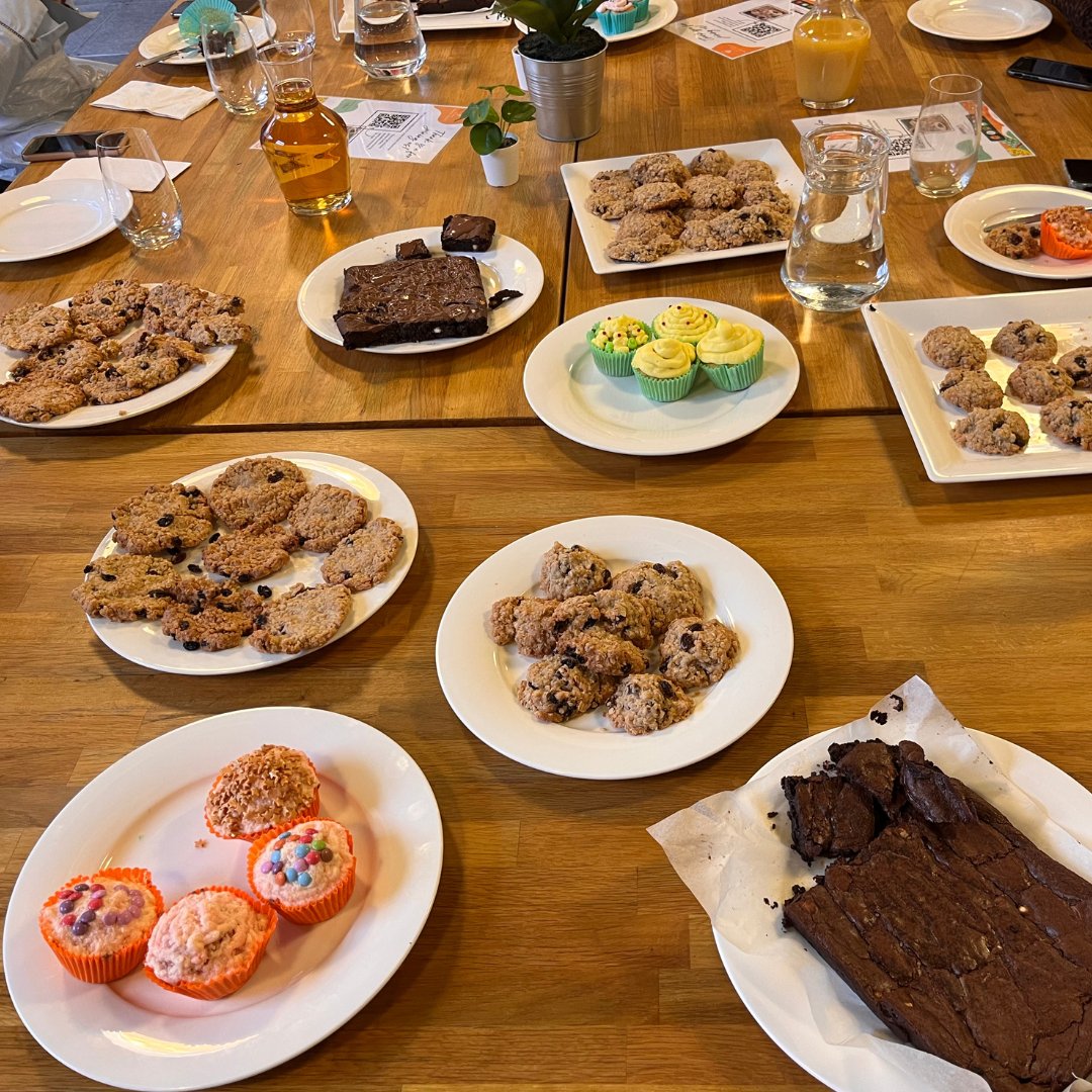 jeniussocial's tweet image. #throwback to another fun-filled Bake-Off Challenge with the team from Parexel! 

Learn more about our baking experience hrehttps://www.jeniussocial.co.uk/in-person-group-cookery-/bake-off-team-building.aspx

#teambuilding #cookingskills #bakeoffchallenge #baking