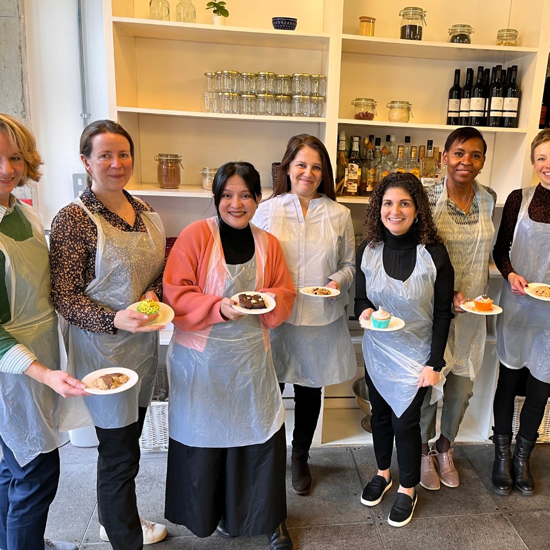 jeniussocial's tweet image. #throwback to another fun-filled Bake-Off Challenge with the team from Parexel! 

Learn more about our baking experience hrehttps://www.jeniussocial.co.uk/in-person-group-cookery-/bake-off-team-building.aspx

#teambuilding #cookingskills #bakeoffchallenge #baking