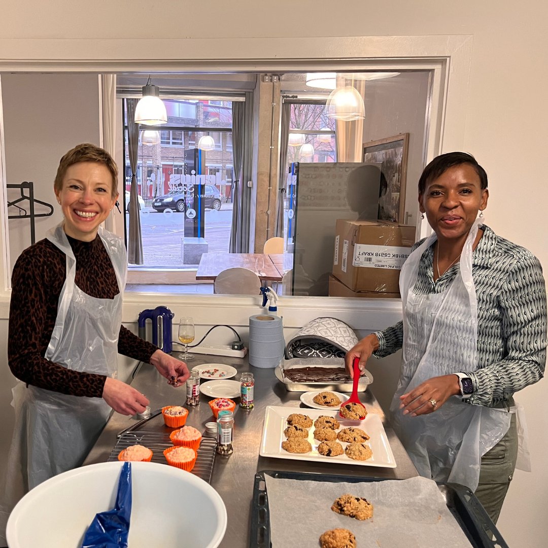 jeniussocial's tweet image. #throwback to another fun-filled Bake-Off Challenge with the team from Parexel! 

Learn more about our baking experience hrehttps://www.jeniussocial.co.uk/in-person-group-cookery-/bake-off-team-building.aspx

#teambuilding #cookingskills #bakeoffchallenge #baking