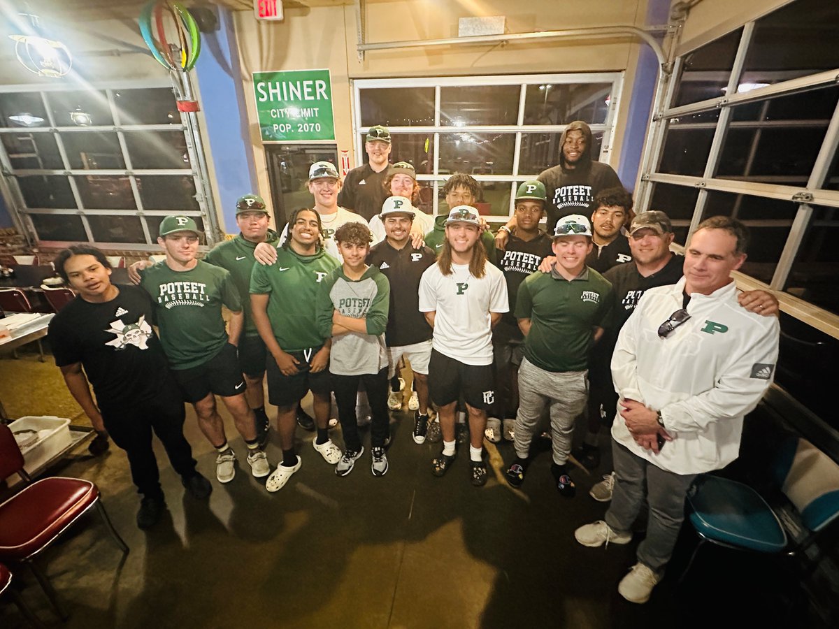 1PoteetBaseball's tweet photo. Another successful team dinner! Families eat together…so they can win together!

#ThisisPoteet #family #💪🏼 https://t.co/OhJwySlsNX